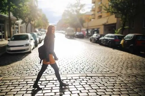 Женщина переходит улицу