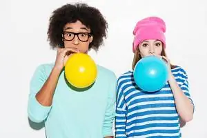 Пара надувает воздушные шары