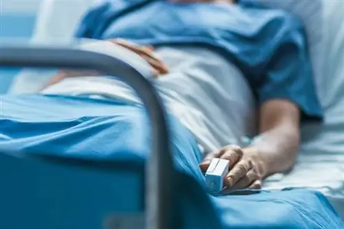 Мужчина на больничной койке