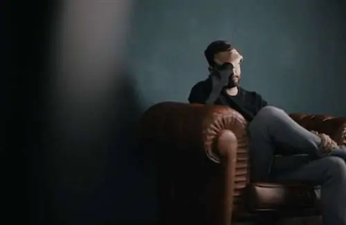 мужчина на диване мужчина на диване
