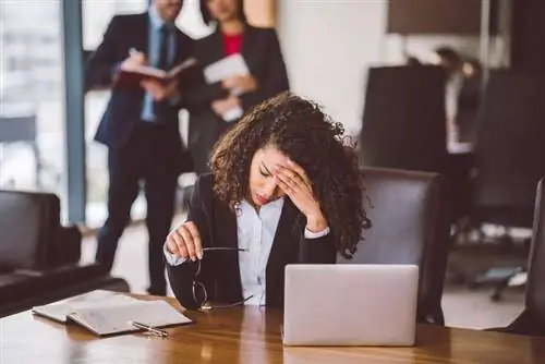 Отчаянная женщина на работе Отчаянная женщина на работе