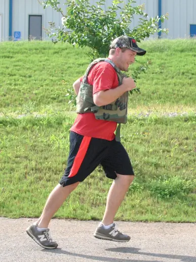 Тренировка в стиле милитари: эффективен ли бег с утяжеляющим жилетом?