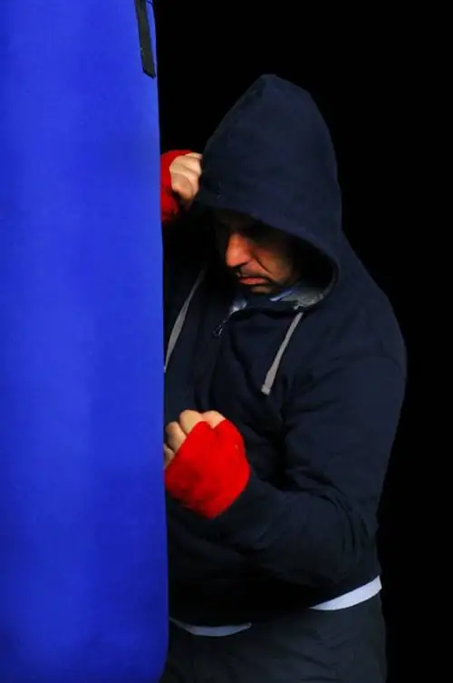 Удар в корпус, удар по печени, удар по печени, левый хук, бокс, кикбоксинг, мма