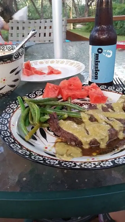 Рибай с обжаренным розмарином и сливочным соусом томатилло (рецепт – при поддержке TX Organics)