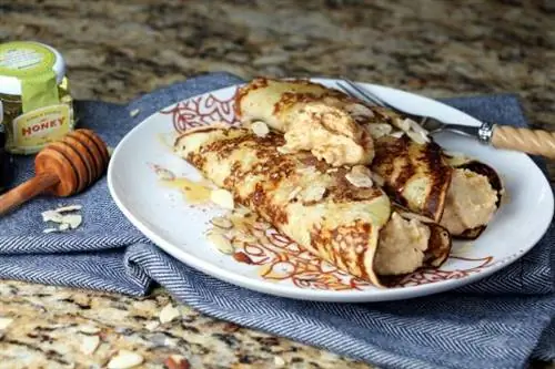 Блины для завтрака с орехами и медом