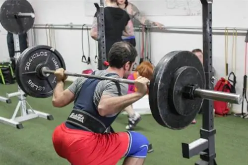 приседание, приседание, приседание со спиной