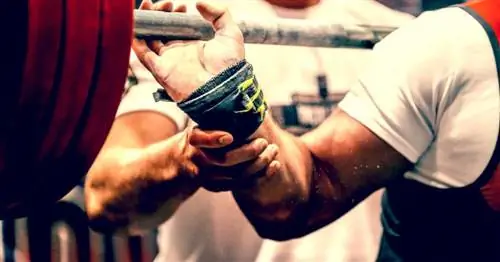 Как положение рук может увеличить ваши приседания