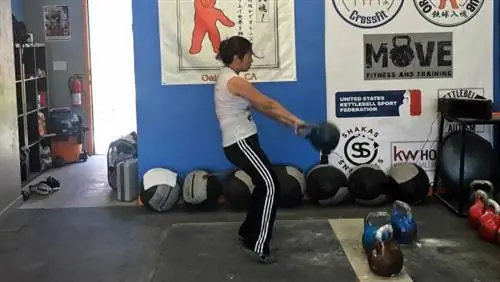 Отведите бедра назад, чтобы использовать ноги.