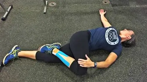 растяжка с поворотом нижней части спины