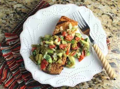 Каджунский лосось с кактусовой сальсой