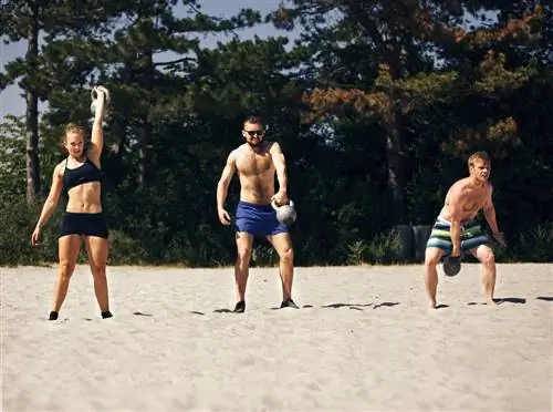 Баллистические комплексы с одной гирей: как сохранить плечи и при этом работать над головой