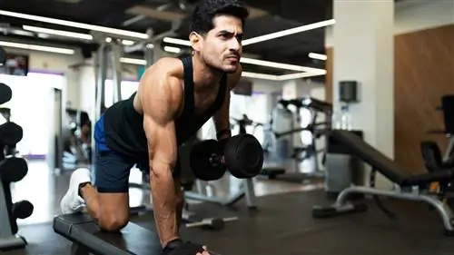 Как выполнять тягу гантелей одной рукой для больших широчайших