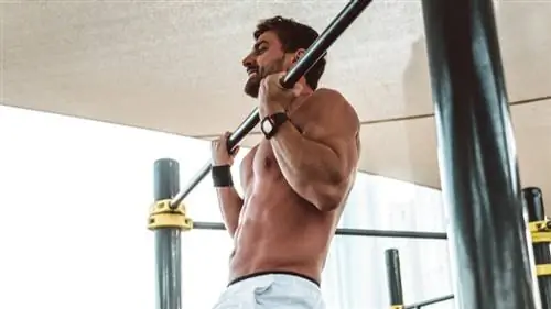 мускулистый человек снаружи делает подтягивания