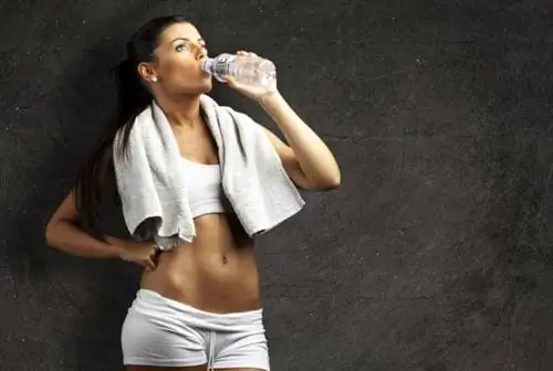 Кокосовая вода и спортивные напитки: как их сравнить?