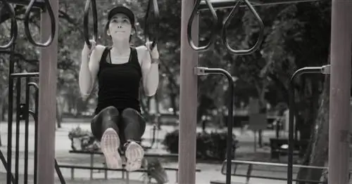 Тренировки на детской площадке и приведение себя в форму как ребенок