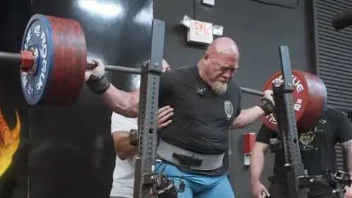 Ник Бест приседает 364,2 кг (802,9 фунта) 27-й год подряд