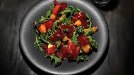 Рецепт салата с брезаолой, персиками и рукколой