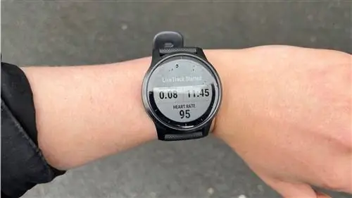 Писатель использует Garmin LiveTrack во время пробежки Писатель использует Garmin LiveTrack во время пробежки