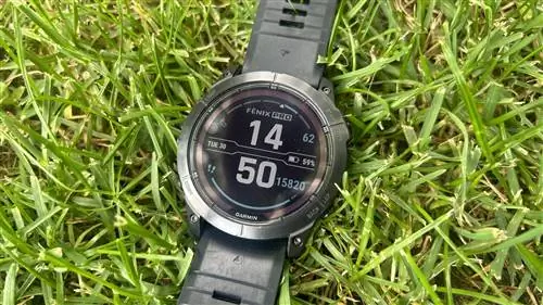 Garmin Fenix 7 Pro на траве Garmin Fenix 7 Pro на траве