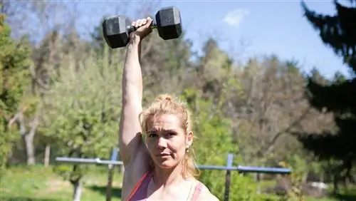 Эта тренировка CrossFit с гантелями проверит вашу силу и физическую форму