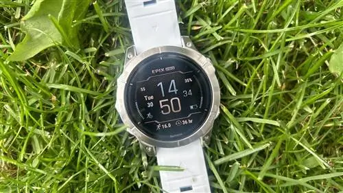 Garmin Epix 2 Pro на траве