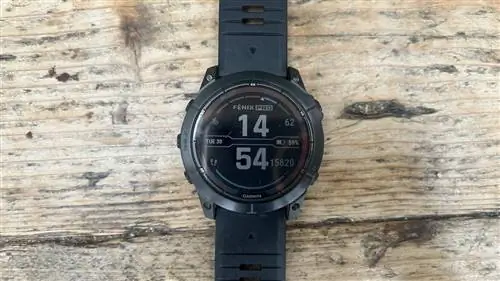 Garmin Fenix 7 Pro на деревянном столе