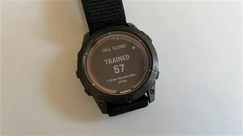 Экран оценки холмов Garmin Fenix 7 Pro. В тексте указано, что результат тренировки по холмам: 57, набор высоты за четыре недели - 2343 метра.