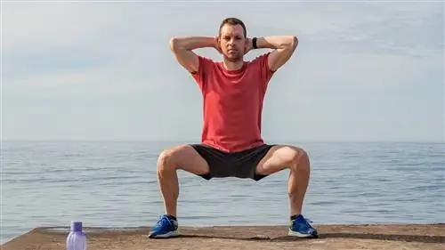 Мужчина выполняет широкий присед