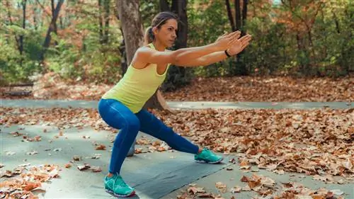 Женщина выполняет боковой выпад на улице