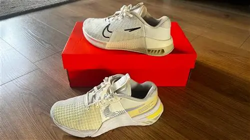 Nike Metcon 9 на красной коробке из-под обуви Nike над Nike Metcon 8 Nike Metcon 9 на красной коробке из-под обуви Nike над Nike Metcon 8