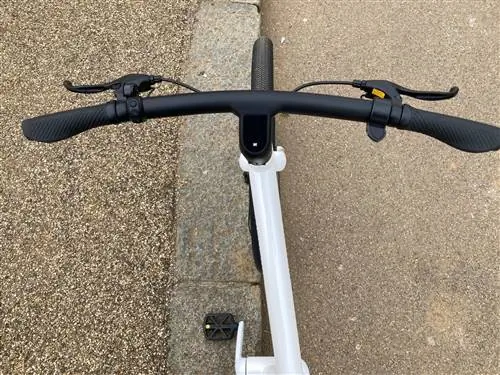 Верхняя труба электронного велосипеда Honbike Uni4 сверху, под углом к переднему колесу