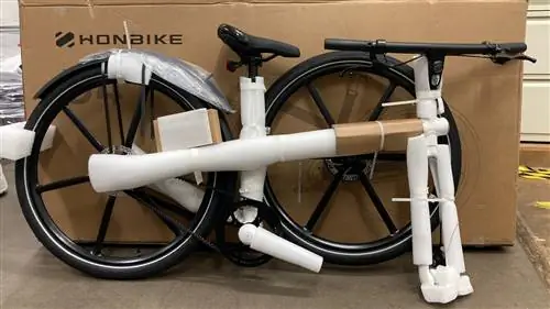 Электронный велосипед Honbike Uni4 в упаковке рядом с коробкой поставки