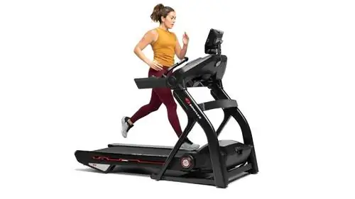 Женщина бежит на беговой дорожке Bowflex 10 Женщина бежит на беговой дорожке Bowflex 10