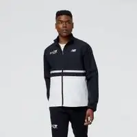 Мужская куртка London Edition Marathon Surplus. Эта мужская куртка, вариация оранжево-черной сувенирной куртки, представленной выше, изготовлена с использованием остатков материала от других продуктов, что позволяет не выбрасывать обрезки на свалку. Он доступен в простом черно-белом дизайне. Мужская куртка London Edition Marathon Surplus. Эта мужская куртка, вариация оранжево-черной сувенирной куртки, представленной выше, изготовлена с использованием остатков материала от других продуктов, что позволяет не выбрасывать обрезки на свалку. Он доступен в простом черно-белом дизайне.