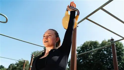 Женщина с гирей, нажатой над головой Женщина с гирей, нажатой над головой