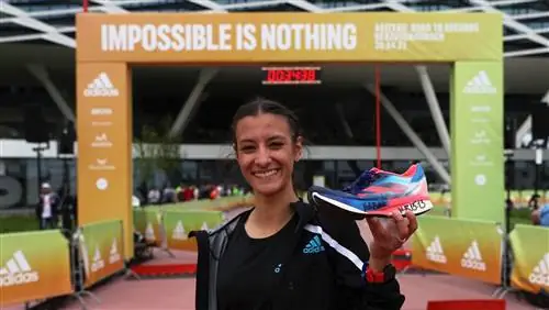 Надя Баттоклетти из Италии с кроссовками Adidas Adizero Adios Pro 2 установила национальный рекорд после женского забега на 5 км. Бегуны мирового класса соревнуются на втором ежегодном мероприятии adidas ADIZERO: Road to Records в штаб-квартире бренда в Херцогенаурахе, 30 апреля 2022 года. Надя Баттоклетти из Италии с кроссовками Adidas Adizero Adios Pro 2 установила национальный рекорд после женского забега на 5 км. Бегуны мирового класса соревнуются на втором ежегодном мероприятии adidas ADIZERO: Road to Records в штаб-квартире бренда в Херцогенаурахе, 30 апреля 2022 года.