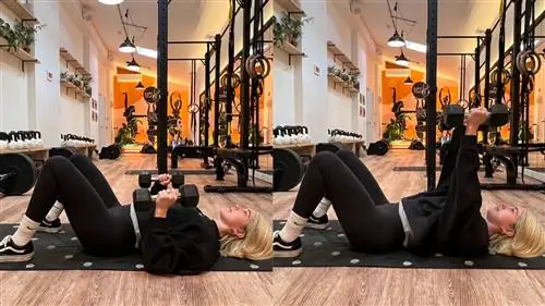 Жим гантелей с пола, продемонстрированный Мими Байнс, соосновательницей Lift Studio