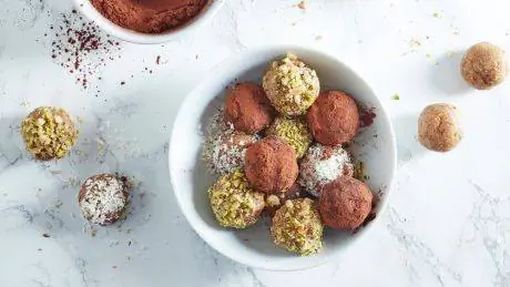 Улучшите свою игру с закусками с этим рецептом энергетических шариков с какао и миндалем