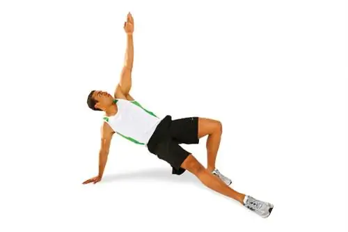 Мужчина выполняет турецкий подъем с собственным весом