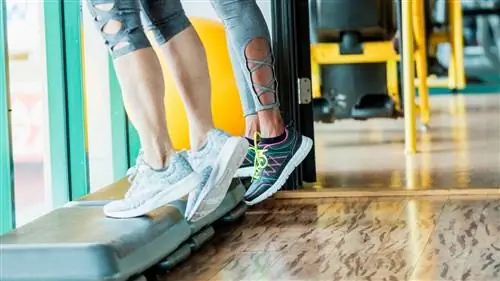 Крупный план ступней на шаге при выполнении подъемов на носки на одной ноге