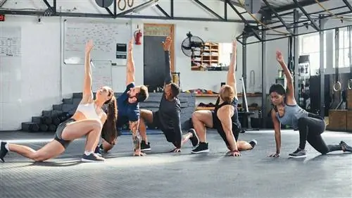 Группа людей разминается в тренажерном зале