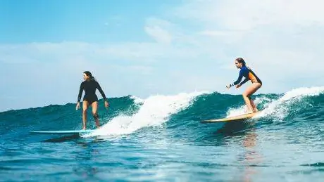 Научитесь стильному серфингу в новом французском лагере для серфинга Boardmasters