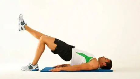 Мужчина выполняет ягодичный мостик на одной ноге