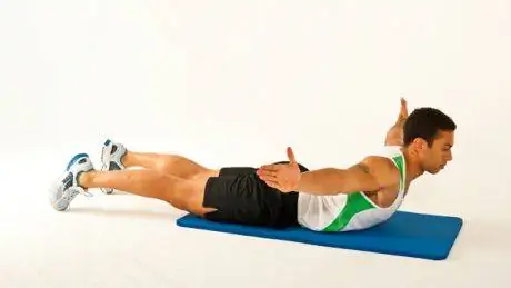 Мужчина демонстрирует подъем спины с вращением плеч