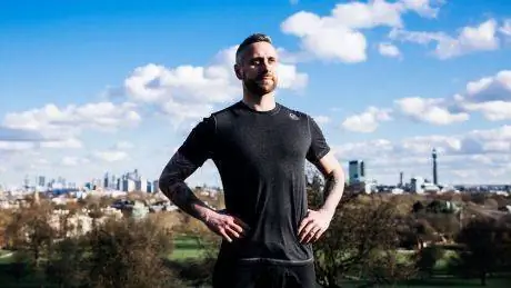 Этот мужчина пытается сделать более 10-110 бурпи за день