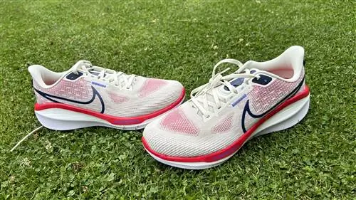Кроссовки Nike Vomero 17 на траве