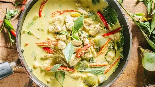 Кокосовое карри из индейки в миске