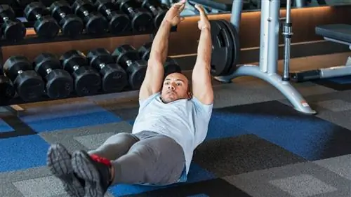 Мужчина выполняет упражнения из пустотелого камня