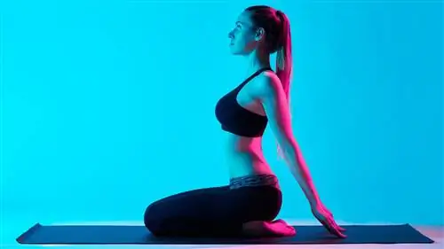 Воамн выполняет растяжку в седле