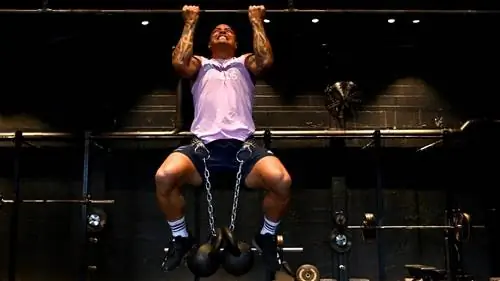 Аарон Смит из All Blacks тренируется во время тренировки в тренажерном зале New Zealand All Blacks 19 сентября 2022 года в Окленде, Новая Зеландия.